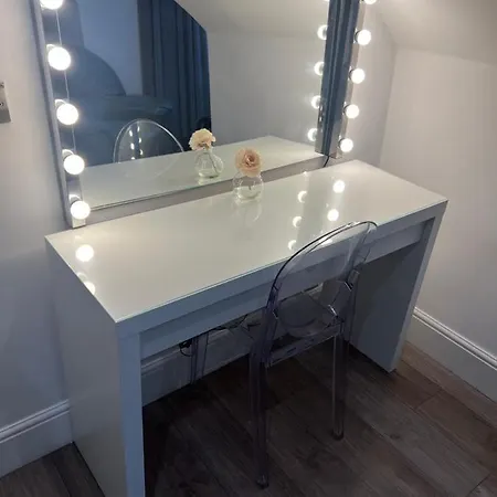 Luxury Double W/ Private Bathroom Δωμάτια σε οικογενειακή κατοικία *