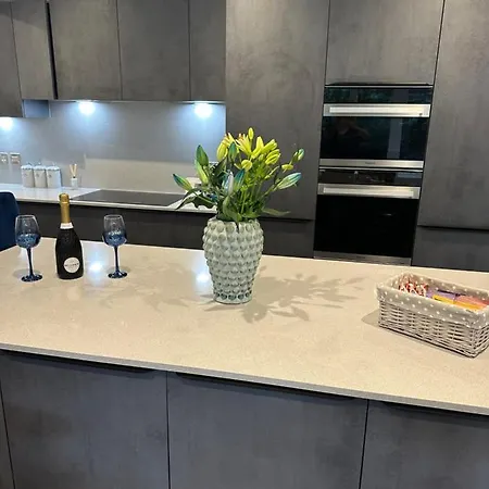 Cameron Coach House Modern In Murrayfield Holiday home *