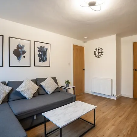Modern 2bed Apartment-free Parking
