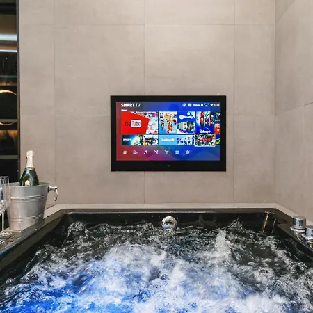 Luxury Romantic West-end With Jacuzzi Bath