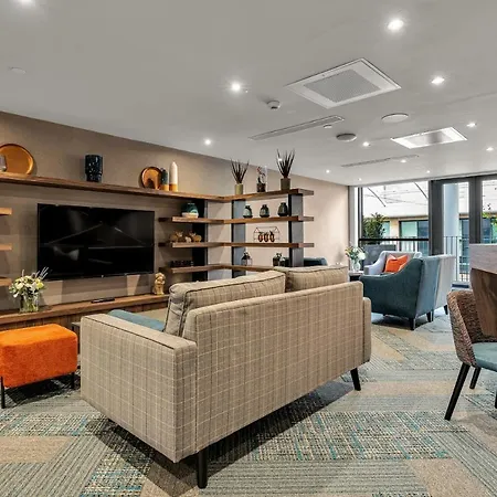 Ξενοδοχείο με διαμερίσματα Roomzzz 4*