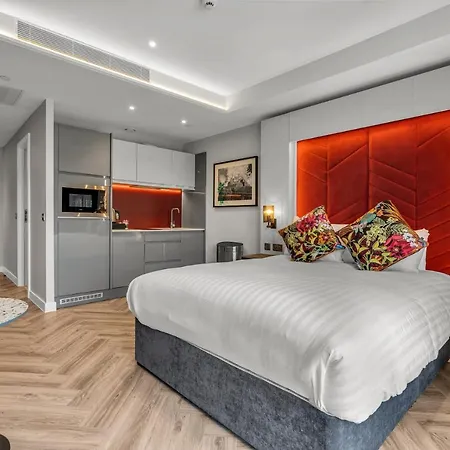 Roomzzz Ξενοδοχείο με διαμερίσματα 4*