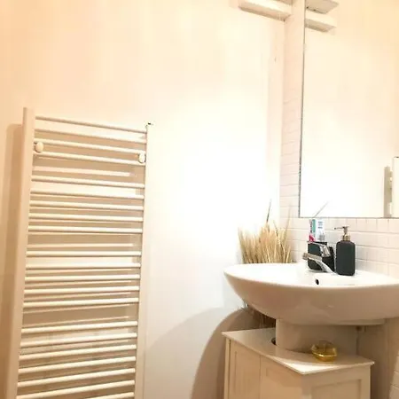 Spacious Retreat At Prime Location With Free Parking& Balcony Appartement