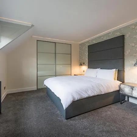 - - With Balcony And Free, Secure Garage Parking Lägenhet Edinburg