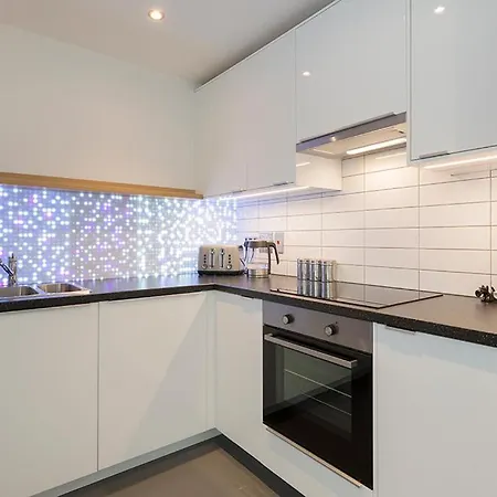 Lägenhet - - With Balcony And Free, Secure Garage Parking *