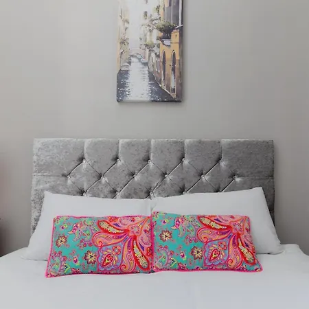 Bright & Homely City Centre Near Holyrood Edinburgh