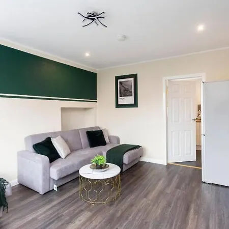 Boutique 3 Bed House - Parking - Garden *