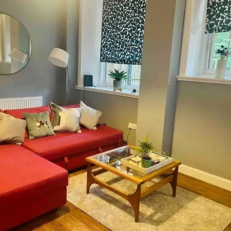 Large 2 Bedroom, Ground Floor Flat, Close To Lejlighed *