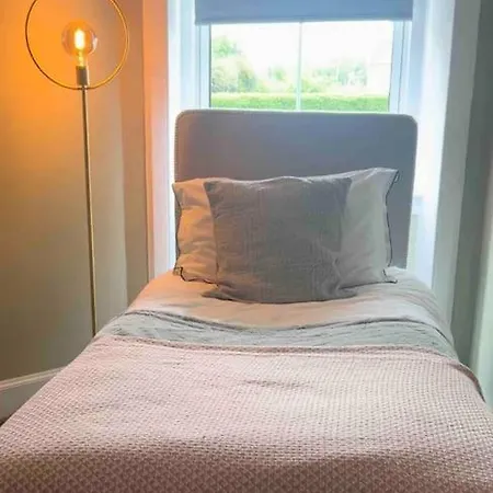 Large 2 Bedroom, Ground Floor Flat, Close To *