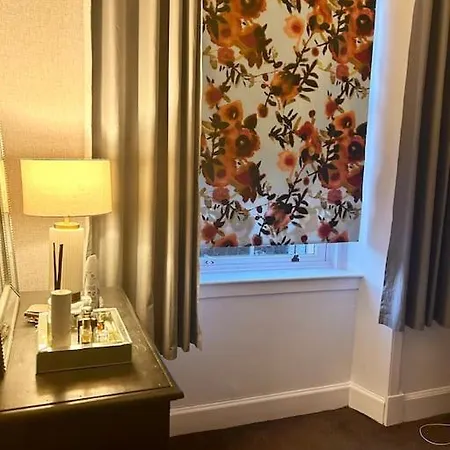 Large 2 Bedroom, Ground Floor Flat, Close To Lejlighed