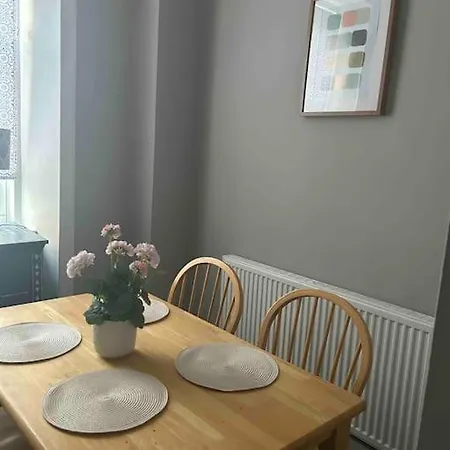 Large 2 Bedroom, Ground Floor Flat, Close To Lejlighed *