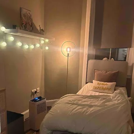 Lejlighed Large 2 Bedroom, Ground Floor Flat, Close To