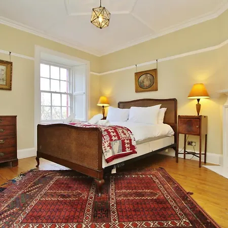 Elegant 3-bedroom Ramsay Garden In Centre *