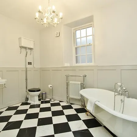 Elegant 3-bedroom Ramsay Garden In Centre Apartment