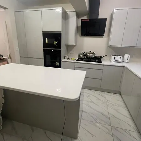 Habitación en casa particular One Bedroom In Spacious Bungalow, Free Parking & Private Entrance