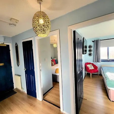 Harrismith Place By Sensational Short Lets & Serviced With Free Parking & Wi-fi