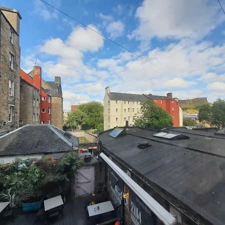 Charming Old Town Apartment Edinburgh