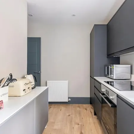 Immaculate 3 Bed With Private Entrance In Inverleith