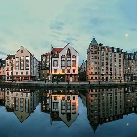 My Waterfront Apartment, Views Over Water Of Leith Edinburg