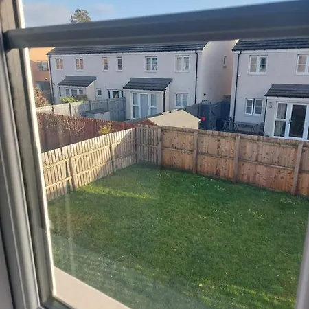 Dom wakacyjny Beautiful 4-bedroom House With Private Garden & Parking *