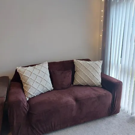Semesterbostad Beautiful 4-bedroom House With Private Garden & Parking *