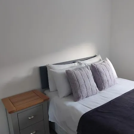 Beautiful 4-bedroom House With Private Garden & Parking *