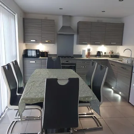 Beautiful 4-bedroom House With Private Garden & Parking * Edynburg