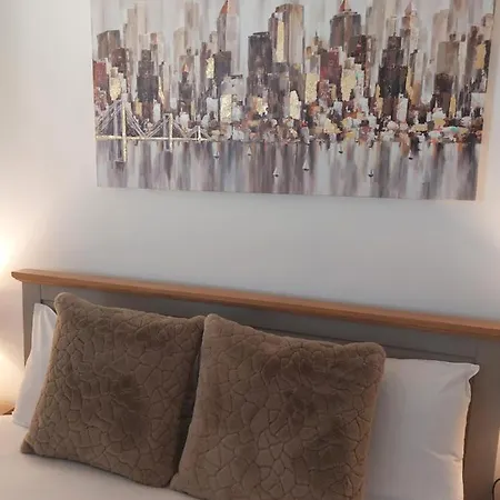 Beautiful 4-bedroom House With Private Garden & Parking