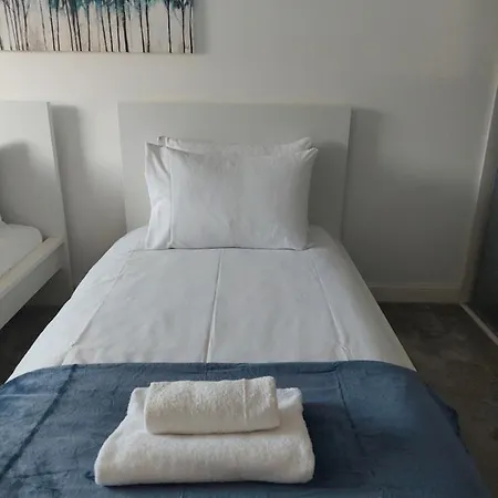 Beautiful 4-bedroom House With Private Garden & Parking Semesterbostad