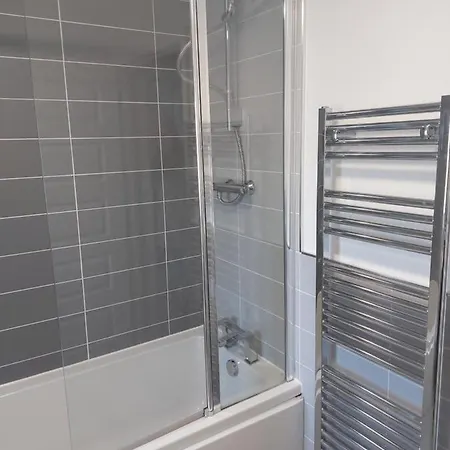 Semesterbostad Beautiful 4-bedroom House With Private Garden & Parking Edinburg