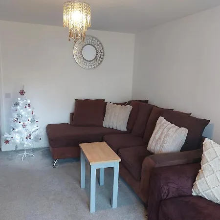 Beautiful 4-bedroom House With Private Garden & Parking Semesterbostad *