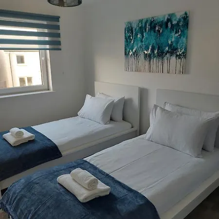 Beautiful 4-bedroom House With Private Garden & Parking