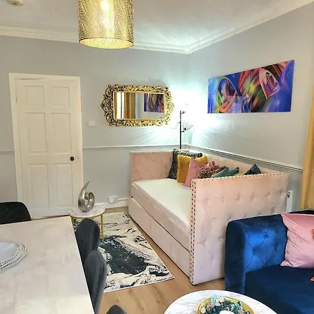 4 Bedrooms By Sensational Short Lets & Serviced *