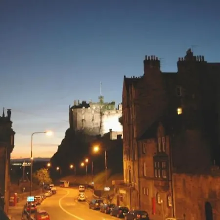 Lovely 2 Bed Flat Located Next To Castle Edinburgh