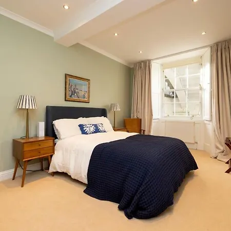 Spacious 2 Bedroom Gem & Garden شقة