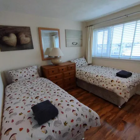 3 Bed House In - Private Parking