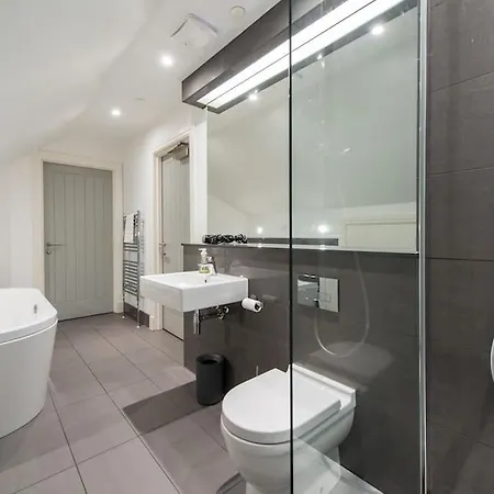 Cool Urban With Stunning Castle Views Apartment