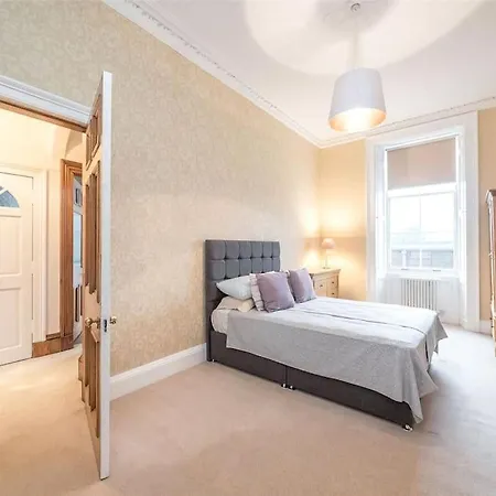 Beautiful & Bright 2 Bed Flat Murrayfield Apartmán *