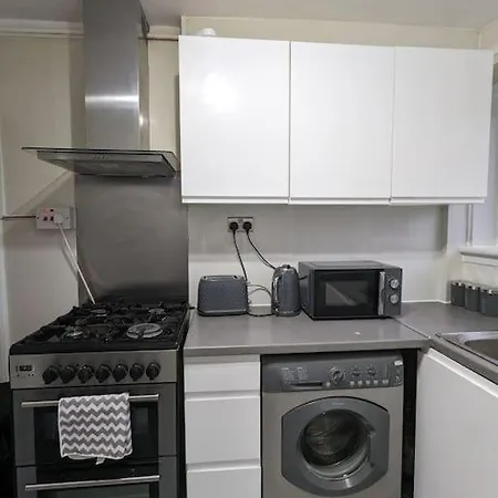 3 Bedroom Sleeps 8 דירה *