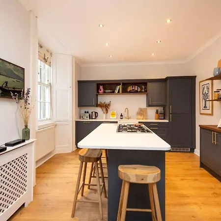 Spacious 2 Bedroom Gem & Garden