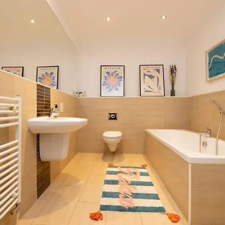 شقة Spacious 2 Bedroom Gem & Garden *