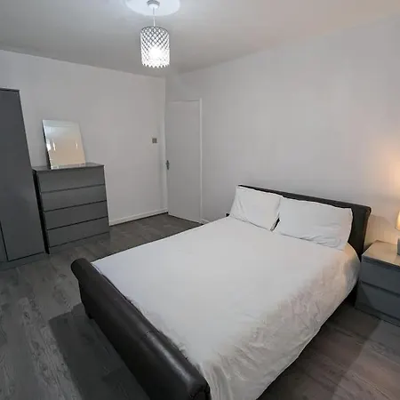 3 Bedroom Sleeps 8 דירה