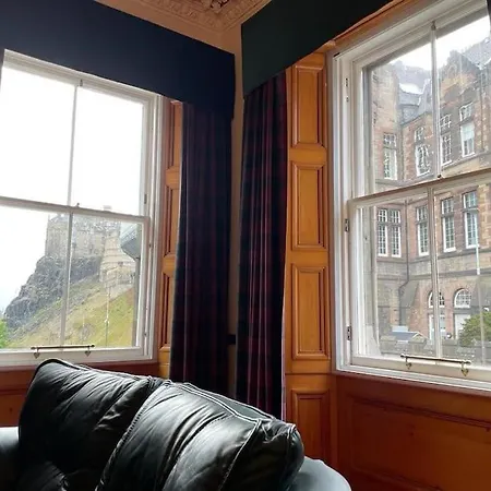 Lovely 2 Bed Flat Located Next To Castle Apartment *