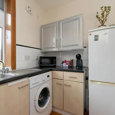 Spacious Murrayfield Flat - Pass The Keys