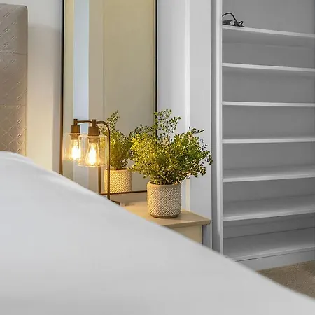 Elegant 2bed-central -by Homes
