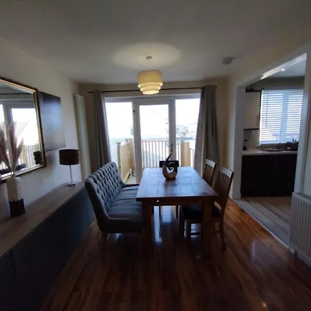 Villa 3 Bed House In - Private Parking *