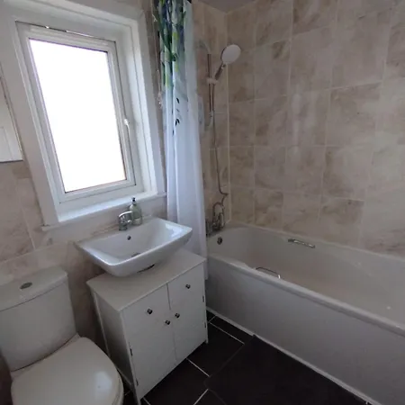 3 Bed House In - Private Parking Villa *