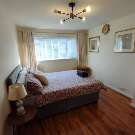 3 Bed House In - Private Parking Villa