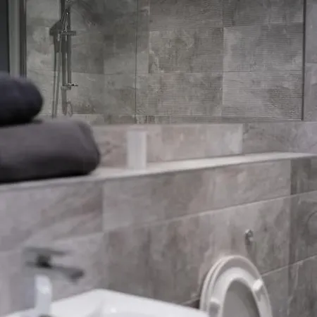 Murrayfield Stadium Basement ,murieston -3 Bed 3 Bath Apartment *