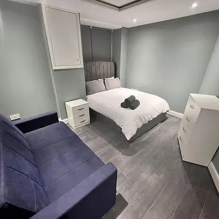 Murrayfield Stadium Basement ,murieston -3 Bed 3 Bath Apartment